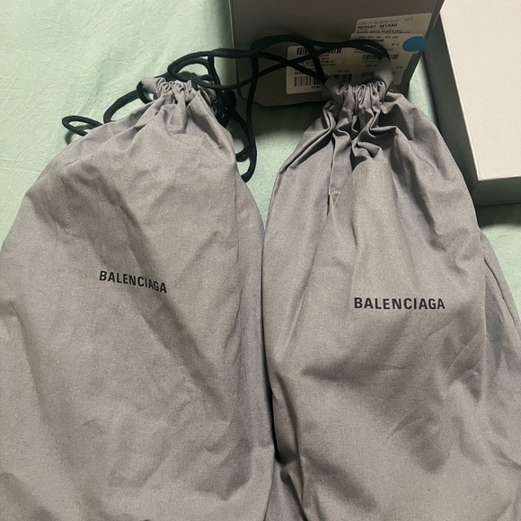 BALENCIAGA WOMEN'S POOL SLIDE SANDAL IN BEIGE SIZE 37 - Picture 3 of 6